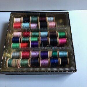 Vintage Tin of Multicolored Threads for Sewing Embroidery Decoration Colletible